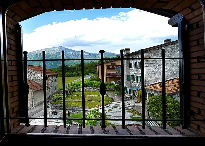 In Italy With Alpine Fireplace בית נופש